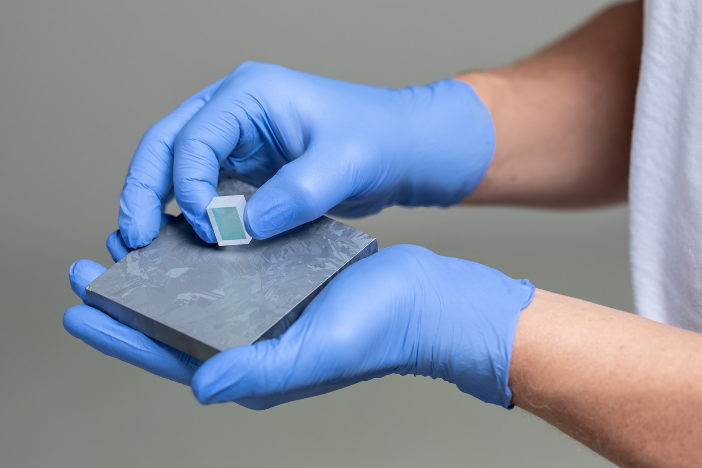 Produktfoto von einer durchsichtigen Laserkomponente, professionell fotografiert vom Businessfotograf Köln.