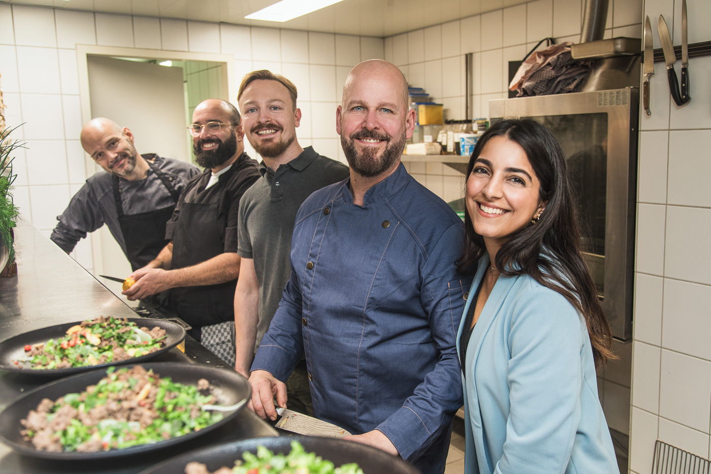 Teamfoto vom Catering Team in der Küche, aufgenommen vom professionellen Firmenfotograf in Köln.