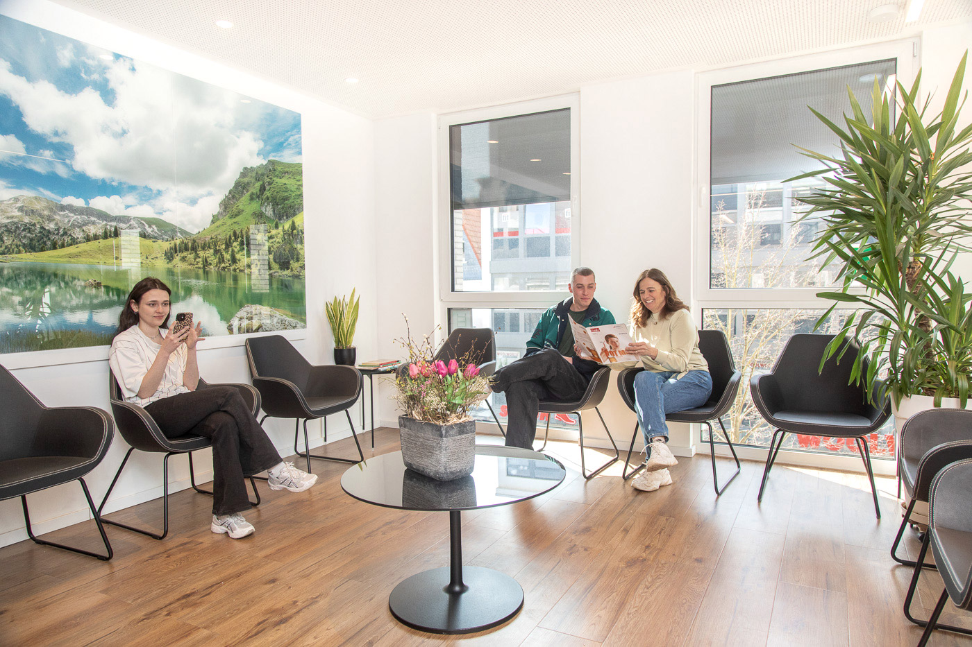 Fotograf aus Köln inszeniert im Wartezimmer einer Arztpraxis eine professionelle Praxisfotografie.