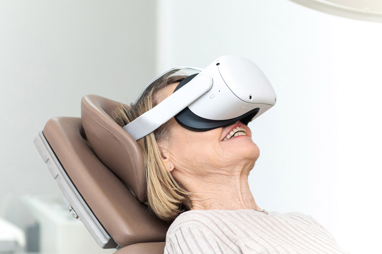 Professionelles Praxisfoto von einer Patientin auf dem Behandlungsstuhl.